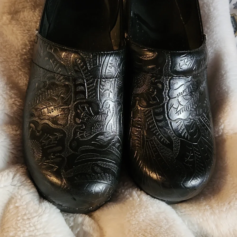 Dansko size 39 black tooled leather clogs - Picture 1 of 4